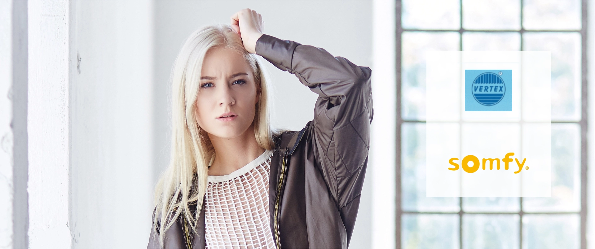 Dívčí modelka a značky Vertex a Somfy
